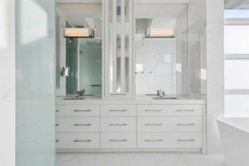 530 Crescent Road Nw, Calgary, AB - Indoor Photo Showing Bathroom