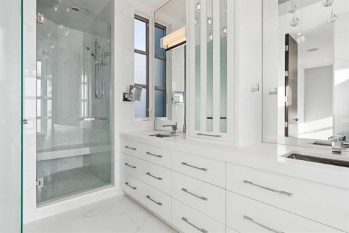 530 Crescent Road Nw, Calgary, AB - Indoor Photo Showing Bathroom