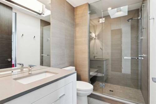 530 Crescent Road Nw, Calgary, AB - Indoor Photo Showing Bathroom