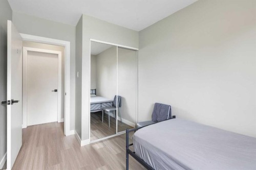 173 Gordon Drive Sw, Calgary, AB - Indoor Photo Showing Bedroom