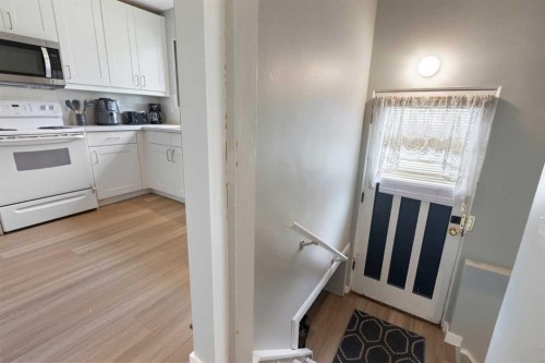 173 Gordon Drive Sw, Calgary, AB - Indoor Photo Showing Kitchen