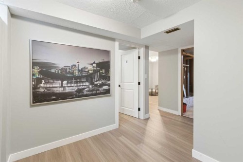 173 Gordon Drive Sw, Calgary, AB - Indoor Photo Showing Other Room
