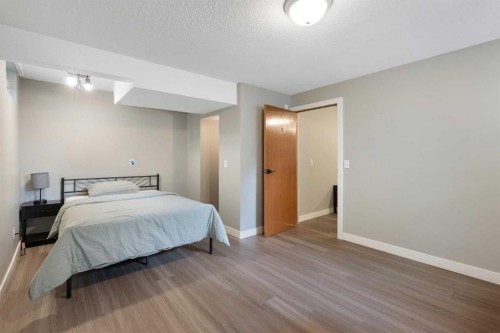 173 Gordon Drive Sw, Calgary, AB - Indoor Photo Showing Bedroom