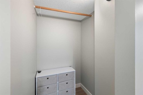 173 Gordon Drive Sw, Calgary, AB - Indoor Photo Showing Other Room