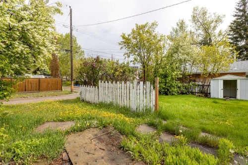 173 Gordon Drive Sw, Calgary, AB - Outdoor With Backyard