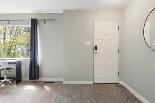 173 Gordon Drive Sw, Calgary, AB - Indoor Photo Showing Other Room