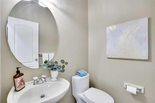38 Strathridge Crescent Sw, Calgary, AB - Indoor Photo Showing Bathroom