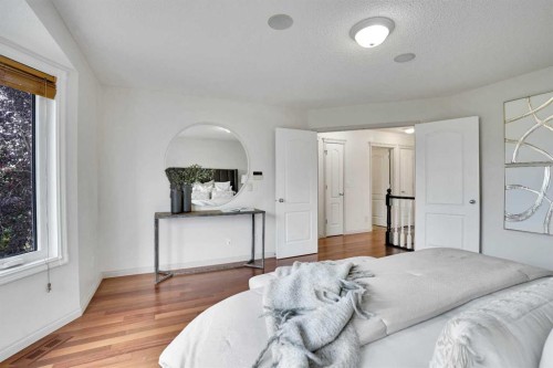 38 Strathridge Crescent Sw, Calgary, AB - Indoor Photo Showing Bedroom