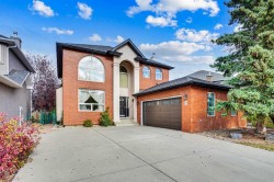 38 Strathridge Crescent SW Calgary, AB T3H 3R9