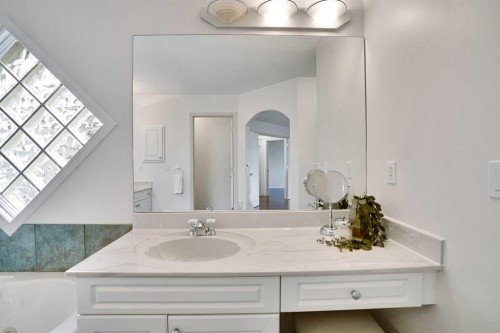 38 Strathridge Crescent Sw, Calgary, AB - Indoor Photo Showing Bathroom