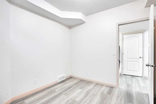 38 Strathridge Crescent Sw, Calgary, AB - Indoor Photo Showing Other Room