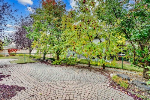 38 Strathridge Crescent Sw, Calgary, AB - Outdoor