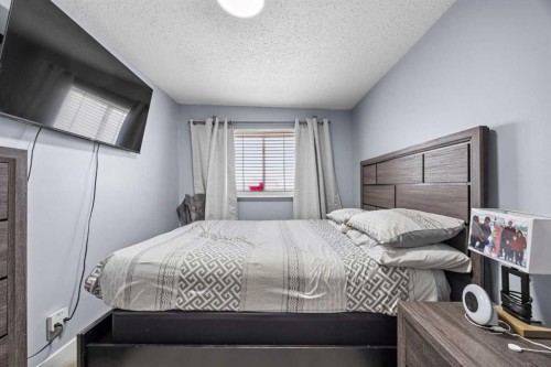 11254 6 Street Sw, Calgary, AB - Indoor Photo Showing Bedroom