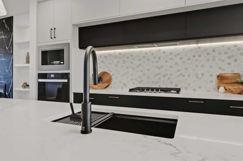 8136 47 Avenue Nw, Calgary, AB - Indoor Photo Showing Kitchen