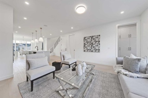 8136 47 Avenue Nw, Calgary, AB - Indoor Photo Showing Living Room