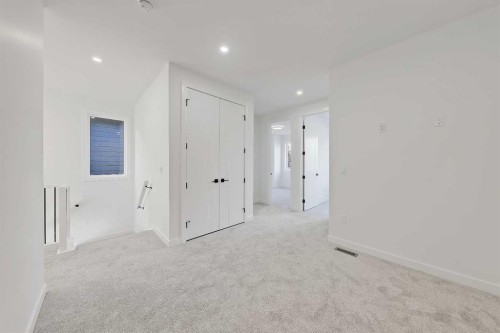 8136 47 Avenue Nw, Calgary, AB - Indoor Photo Showing Other Room