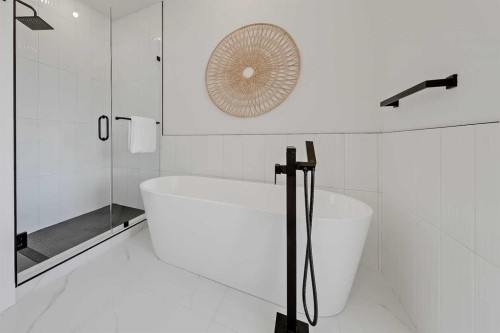 8136 47 Avenue Nw, Calgary, AB - Indoor Photo Showing Bathroom