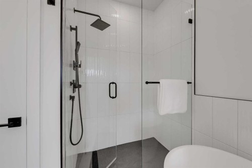 8136 47 Avenue Nw, Calgary, AB - Indoor Photo Showing Bathroom