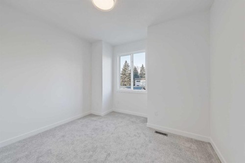 8136 47 Avenue Nw, Calgary, AB - Indoor Photo Showing Other Room