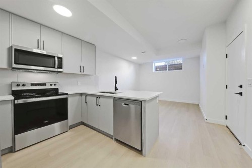 8136 47 Avenue Nw, Calgary, AB - Indoor Photo Showing Kitchen
