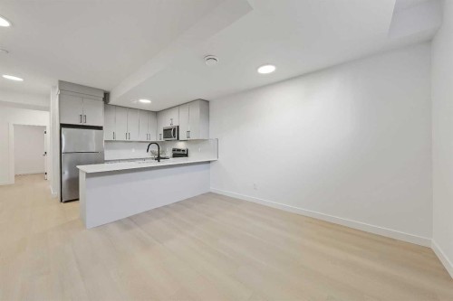 8136 47 Avenue Nw, Calgary, AB - Indoor Photo Showing Kitchen
