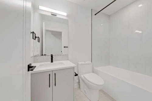 8136 47 Avenue Nw, Calgary, AB - Indoor Photo Showing Bathroom