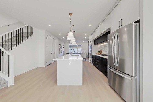 8136 47 Avenue Nw, Calgary, AB - Indoor Photo Showing Kitchen
