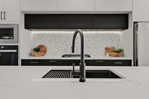 8136 47 Avenue Nw, Calgary, AB - Indoor Photo Showing Kitchen