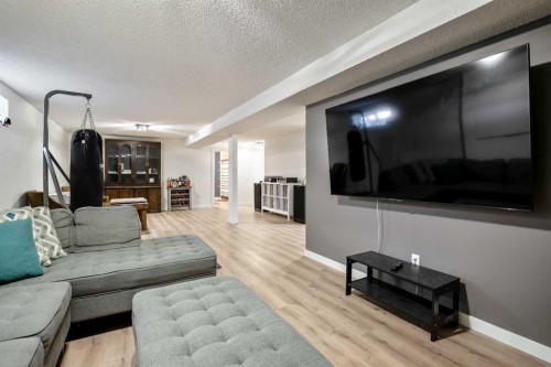 830 Westmount Drive, Strathmore, AB - Indoor Photo Showing Living Room