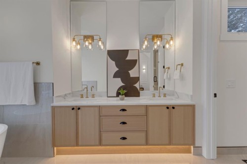 2518 20 Street Sw, Calgary, AB - Indoor Photo Showing Bathroom