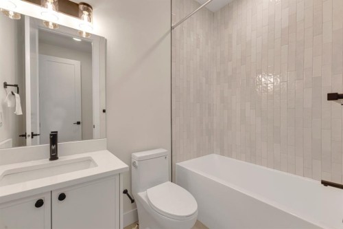 2518 20 Street Sw, Calgary, AB - Indoor Photo Showing Bathroom