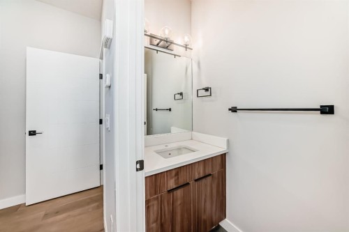 504 Heritage Boulevard, Cochrane, AB - Indoor Photo Showing Bathroom