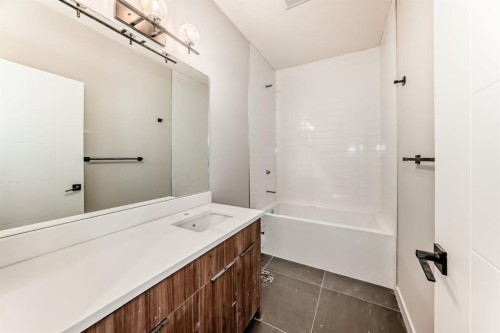 504 Heritage Boulevard, Cochrane, AB - Indoor Photo Showing Bathroom