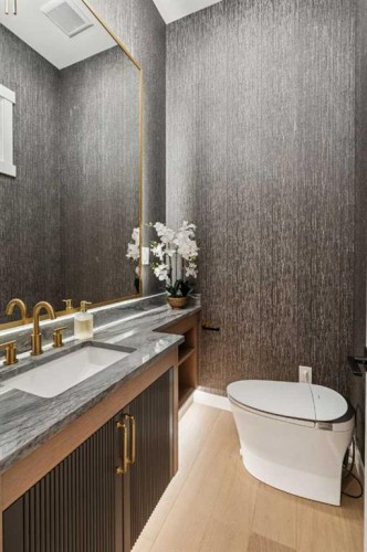 1330 8 Avenue Se, Calgary, AB - Indoor Photo Showing Bathroom