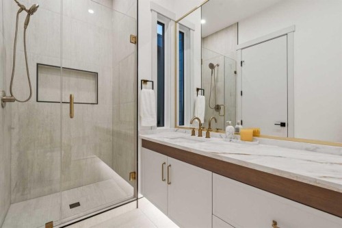 1330 8 Avenue Se, Calgary, AB - Indoor Photo Showing Bathroom