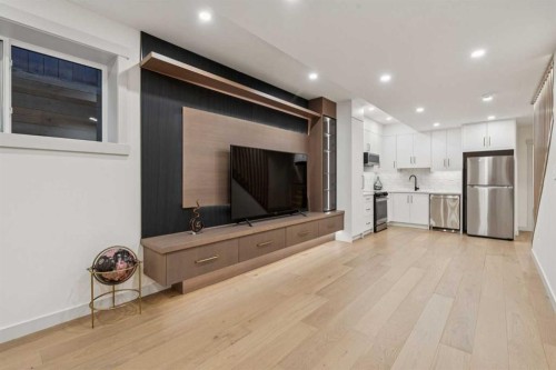 1330 8 Avenue Se, Calgary, AB - Indoor Photo Showing Kitchen