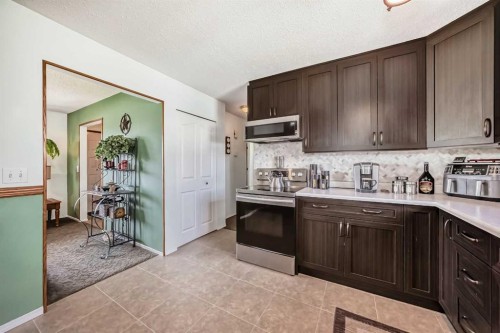 314 Mckinnon Drive, Carseland, AB - Indoor Photo Showing Kitchen