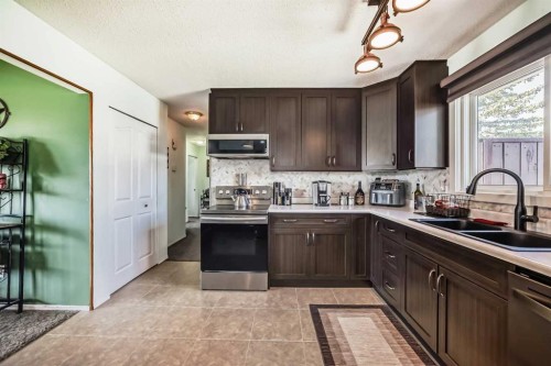 314 Mckinnon Drive, Carseland, AB - Indoor Photo Showing Kitchen With Double Sink