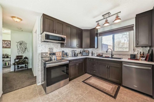 314 Mckinnon Drive, Carseland, AB - Indoor Photo Showing Kitchen