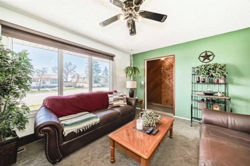314 Mckinnon Drive, Carseland, AB - Indoor Photo Showing Living Room