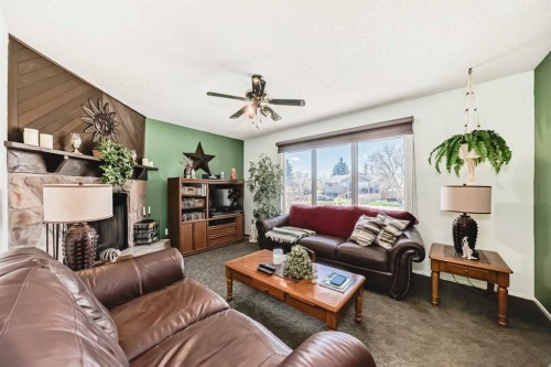 314 Mckinnon Drive, Carseland, AB - Indoor Photo Showing Living Room