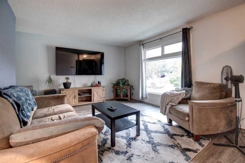 95 Falton Way Ne, Calgary, AB - Indoor Photo Showing Living Room