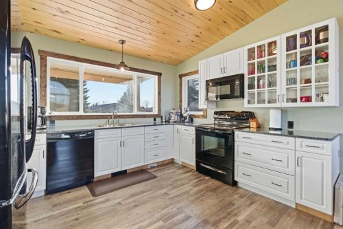 619 Lakeside Drive, Rural Vulcan County, AB - Indoor Photo Showing Kitchen