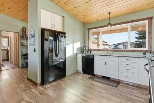 619 Lakeside Drive, Rural Vulcan County, AB - Indoor Photo Showing Kitchen