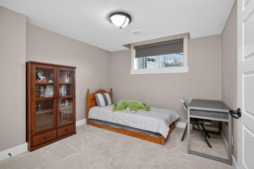72 Rockcliff Grove Nw, Calgary, AB - Indoor Photo Showing Bedroom
