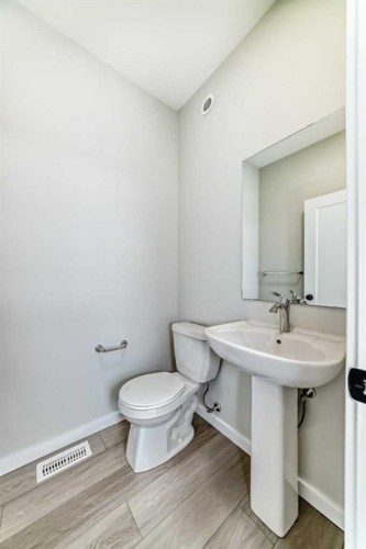 158 Bartlett Crescent Se, Calgary, AB - Indoor Photo Showing Bathroom