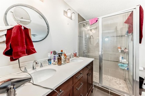 176 Hendon Drive Nw, Calgary, AB - Indoor Photo Showing Bathroom