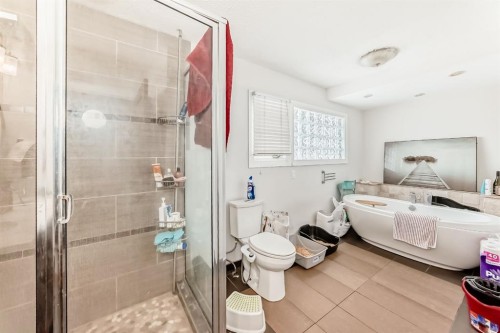 176 Hendon Drive Nw, Calgary, AB - Indoor Photo Showing Bathroom