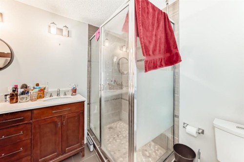 176 Hendon Drive Nw, Calgary, AB - Indoor Photo Showing Bathroom