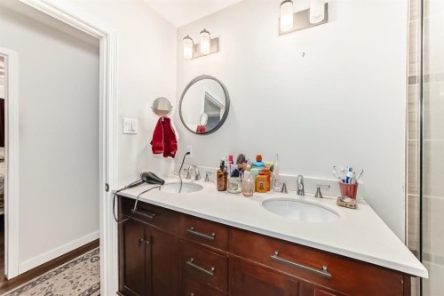 176 Hendon Drive Nw, Calgary, AB - Indoor Photo Showing Bathroom